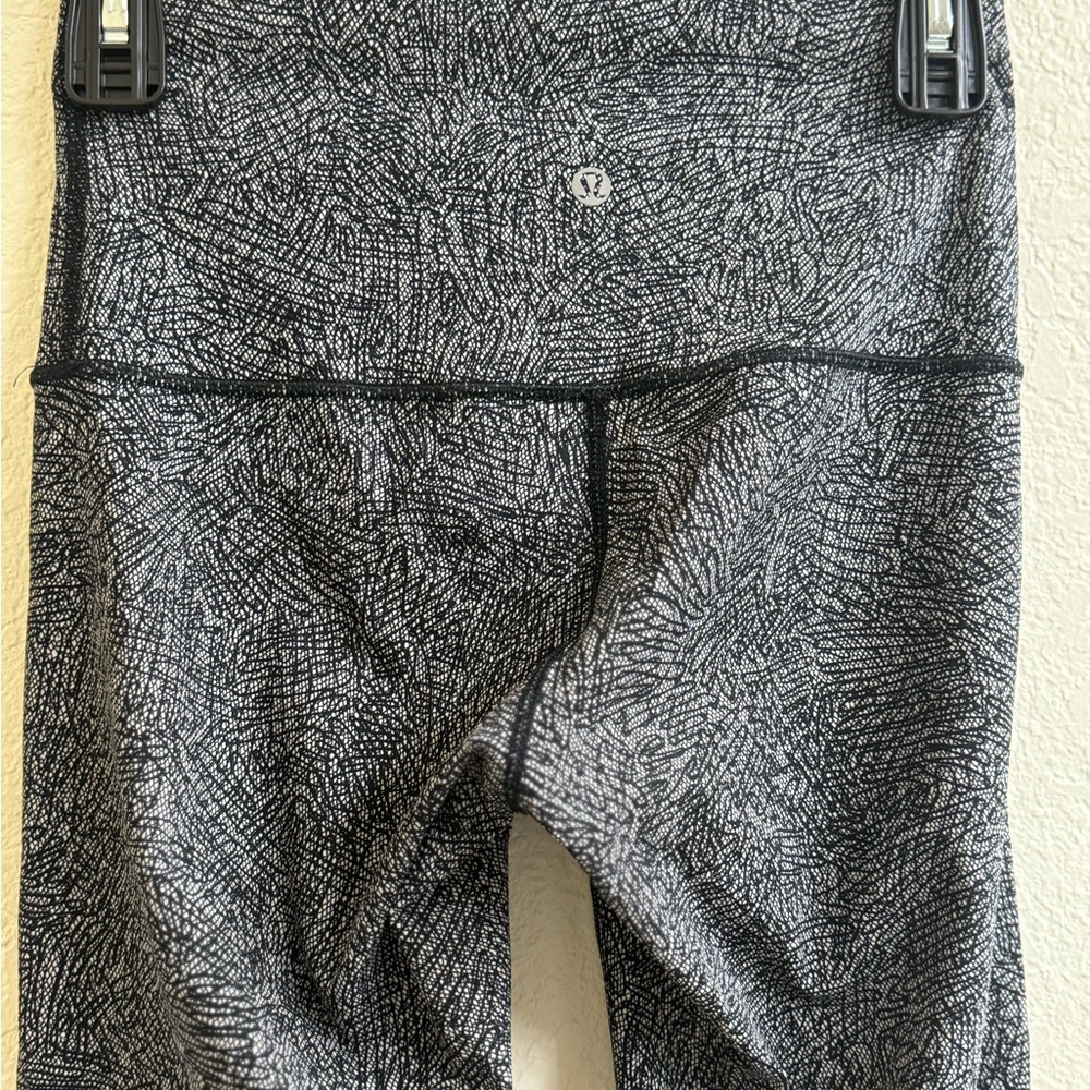 Lululemon athletica Black and Gray Patterned Leggings size 6